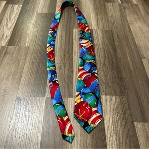 Roundtree & Yorke Men’s Tie 100% Silk Red Christmas Tree Presents Holiday Party‎